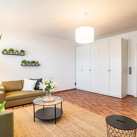 Spacious In - Sleeps 6 * Strausberg