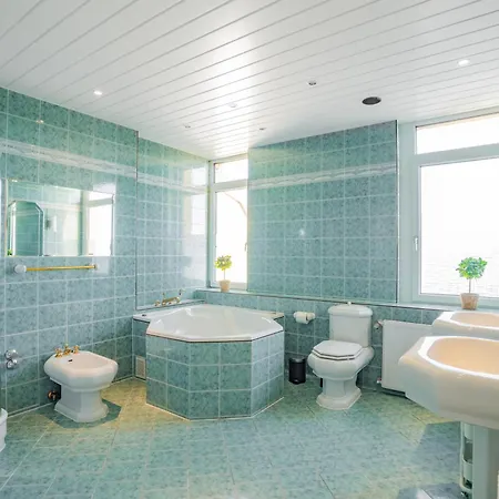 Spacious In - Sleeps 6