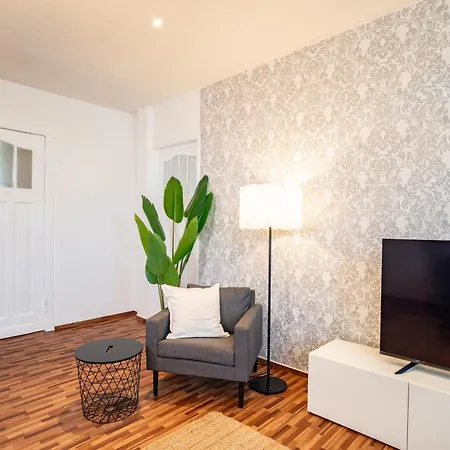 Spacious In - Sleeps 6 * Strausberg