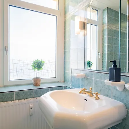 Spacious In - Sleeps 6 * Strausberg