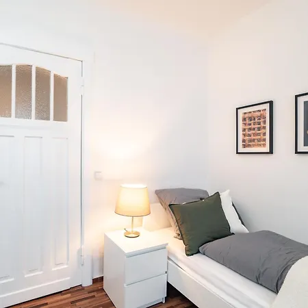 Spacious In - Sleeps 6 * Strausberg