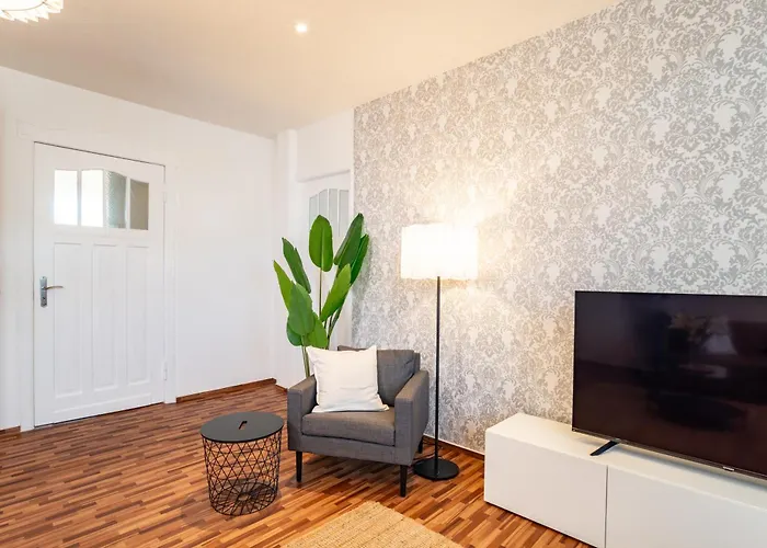 Spacious In - Sleeps 6 * Strausberg