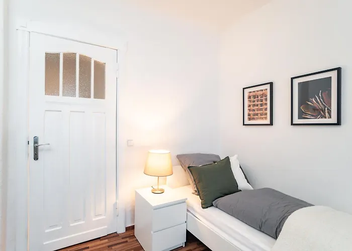 Spacious In - Sleeps 6 * Strausberg